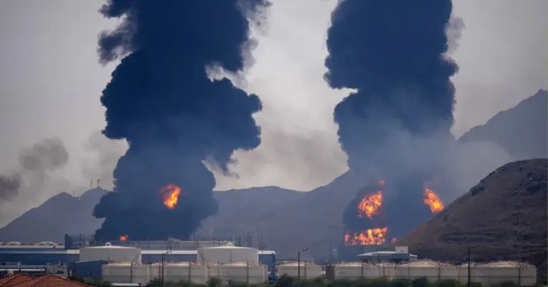 কালো ধোঁয়ায় ঢেকে গেছে আকাশ—তেল স্থাপনার কাছে আগুন জ্বলতে দেখা যাচ্ছে